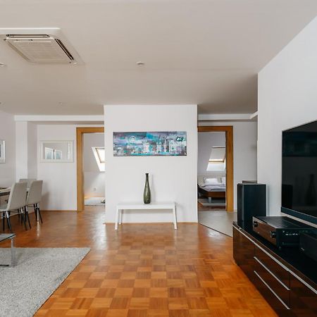 Roy 2 Bdr Apartment With Prague Castle View, Parking & Ac Экстерьер фото
