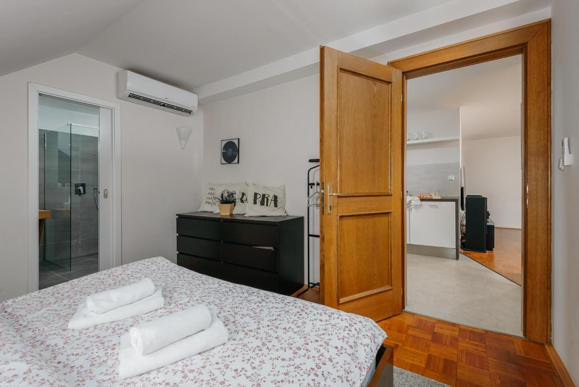Roy 2 Bdr Apartment With Prague Castle View, Parking & Ac Экстерьер фото