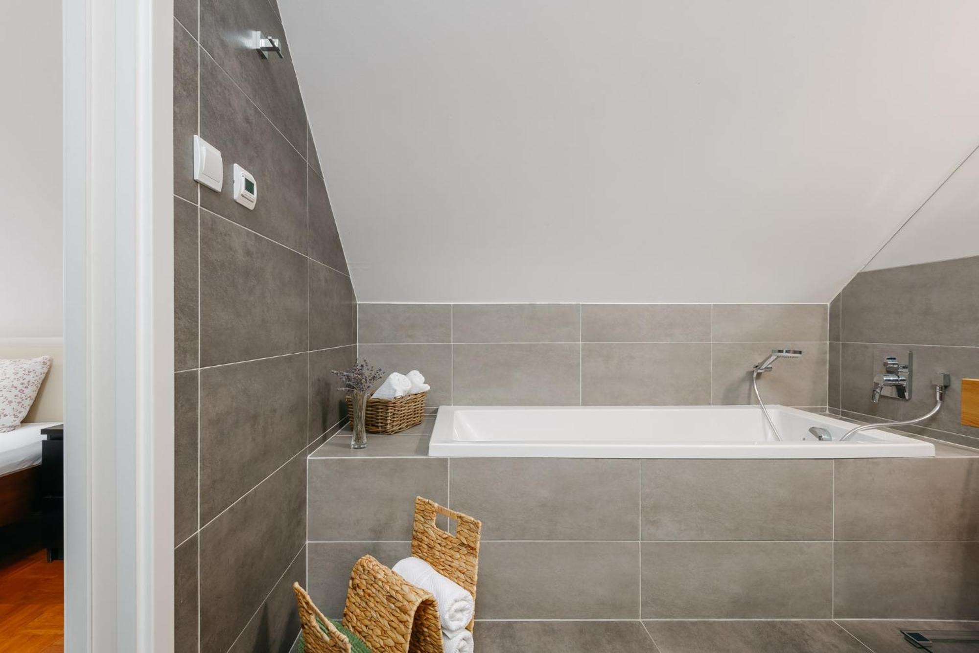 Roy 2 Bdr Apartment With Prague Castle View, Parking & Ac Экстерьер фото