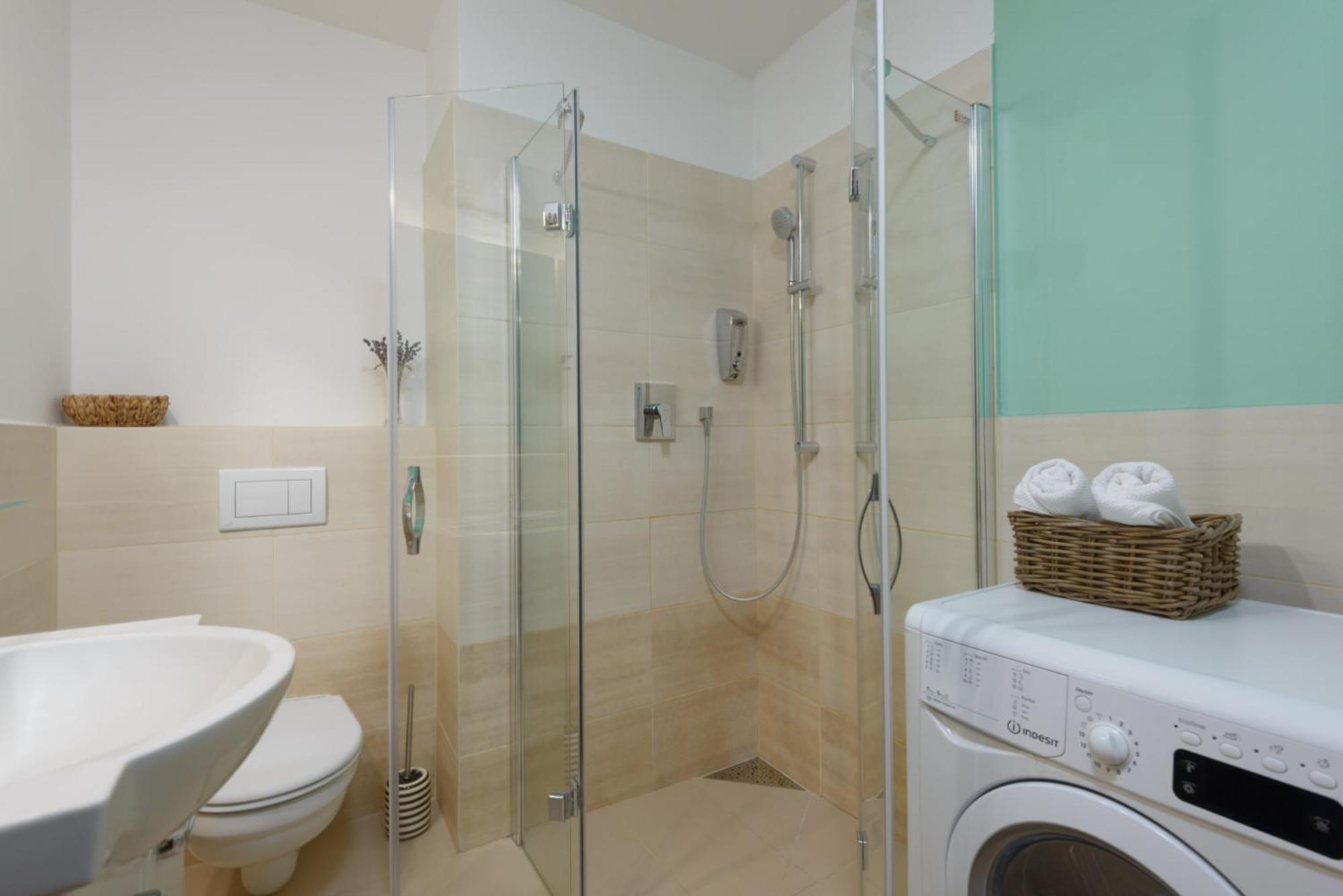 Roy 2 Bdr Apartment With Prague Castle View, Parking & Ac Экстерьер фото