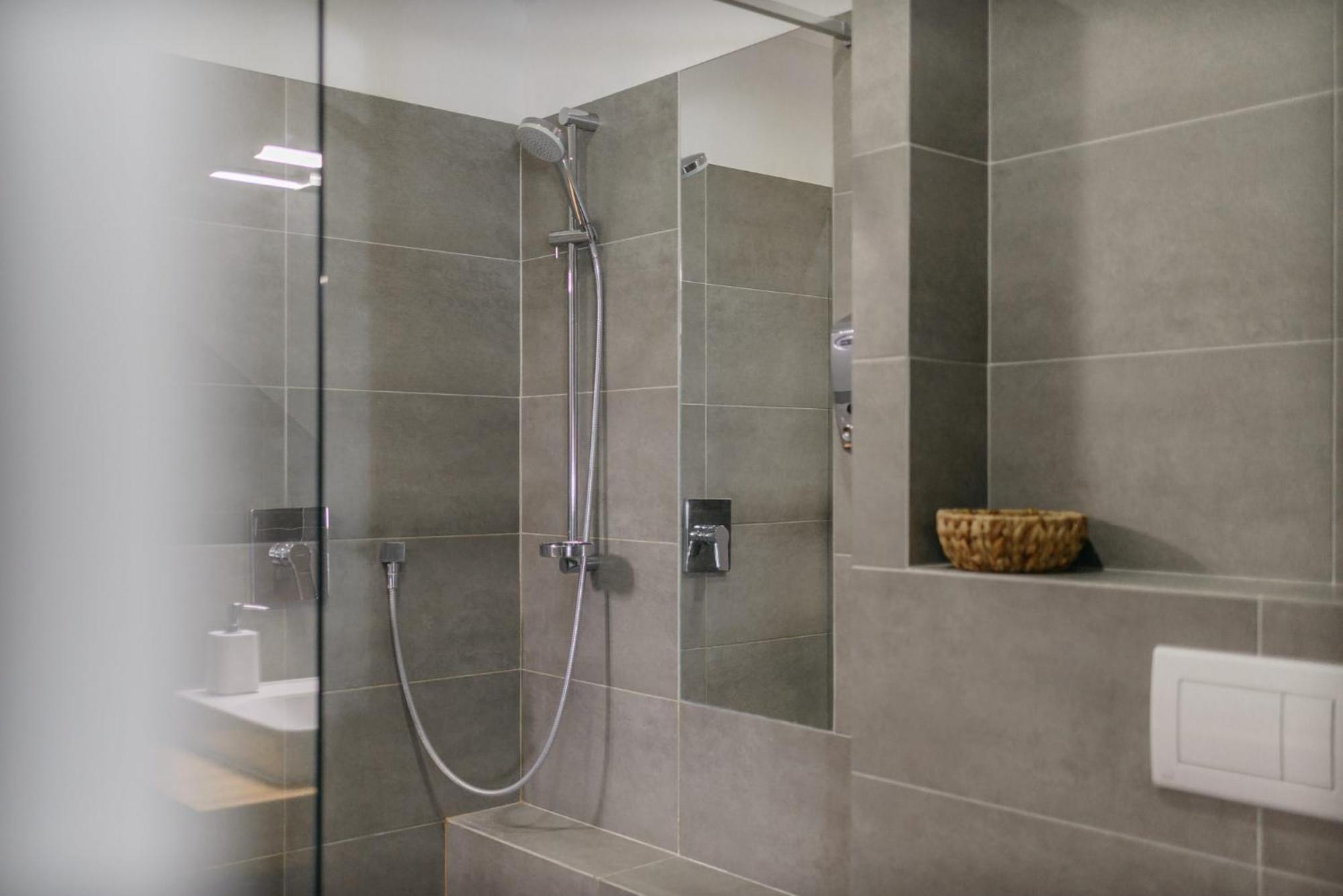 Roy 2 Bdr Apartment With Prague Castle View, Parking & Ac Экстерьер фото