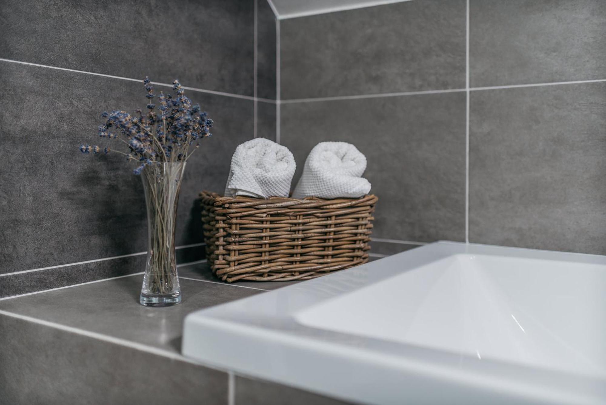 Roy 2 Bdr Apartment With Prague Castle View, Parking & Ac Экстерьер фото